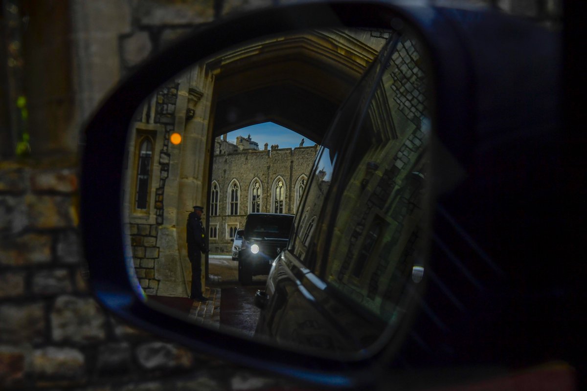 KagutaMuseveni's tweet photo. Arrived at Windsor Castle to officially commiserate and hold talks with His Majesty King Charles III. https://t.co/zhzcGiiJqD