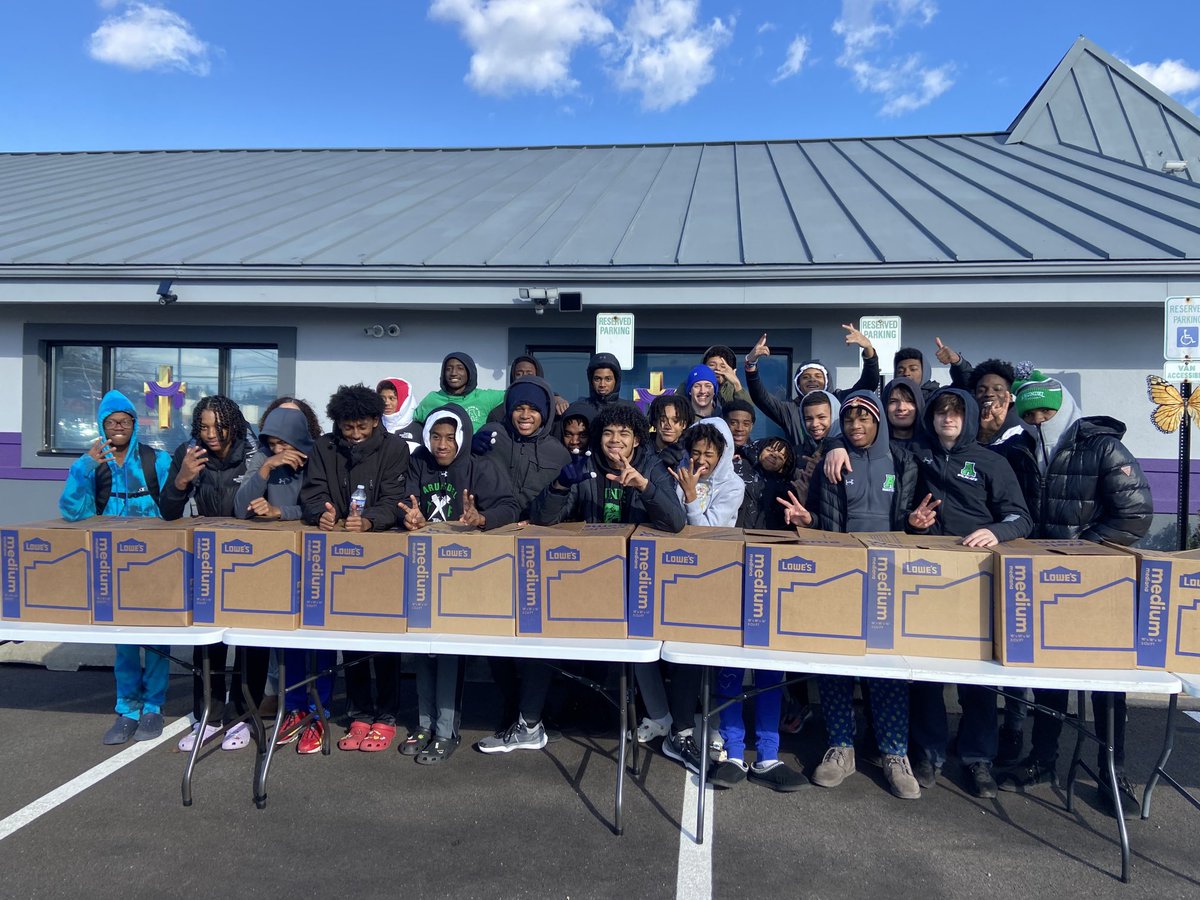 NGlenESAACPS's tweet photo. Communities coming together to support each other today! Thank you, Son Rise Ministries Fellowship Church, for your generous donations of holiday meals and gifts for our families. Thank you to ⁦@ArundelHigh⁩ Boys Basketball for volunteering at the event! #aacpsawesome https://t.co/eBektlGdd8