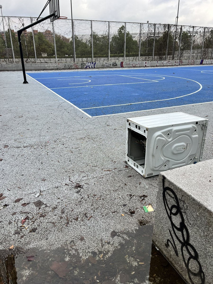 AlexAlreca's tweet photo. @Lineamadrid Por favor, revisen la limpieza de espacios públicos deportivos de la zona de Madrid Rio (Puente Monumental de Arganzuela). Intolerable la presencia de excrementos y electrodomésticos en zona de juego así como el aumento de viviendas ilegales. https://t.co/rS4V1tRhWX