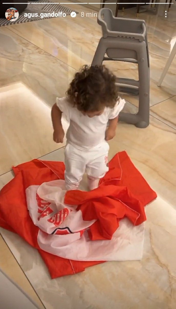 islautaro's tweet photo. la hija de lautaro pisando la bandera de independiente LA BEBÉ DEFINITIVA https://t.co/KSsiyLEJxq