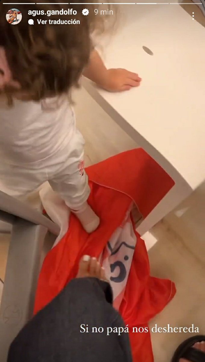 islautaro's tweet photo. la hija de lautaro pisando la bandera de independiente LA BEBÉ DEFINITIVA https://t.co/KSsiyLEJxq