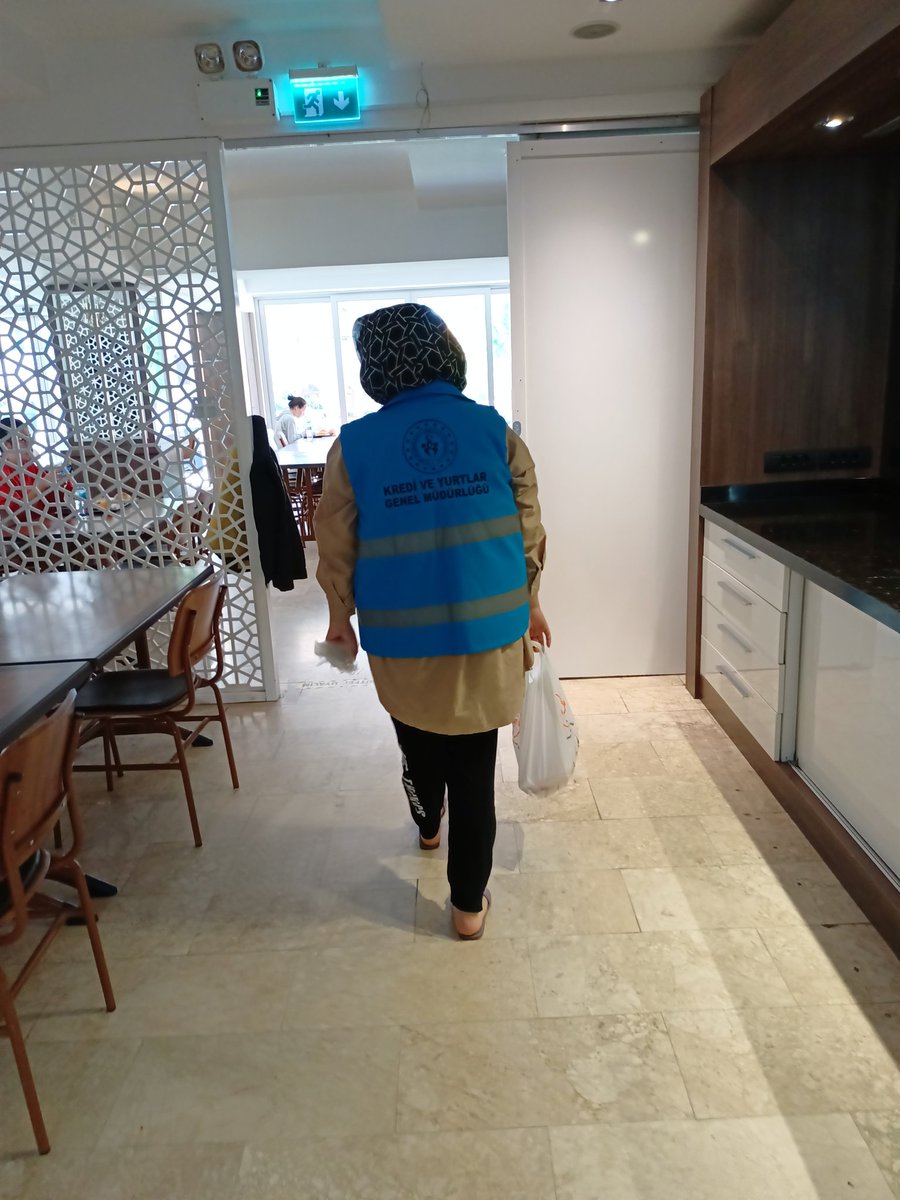20_esma_09's tweet photo. İbn-i Rüşd Yurdunun gönüllü öğrencileri  Komşum Projesiyle sıcak yemeklerini ihtiyaç sahiplerine ulaştırmaya devam ediyor. 
@recepalier @omer_ilman
@tekinkazak20 @HalimeBabacann @Fadime20 https://t.co/UR9AfPyADp