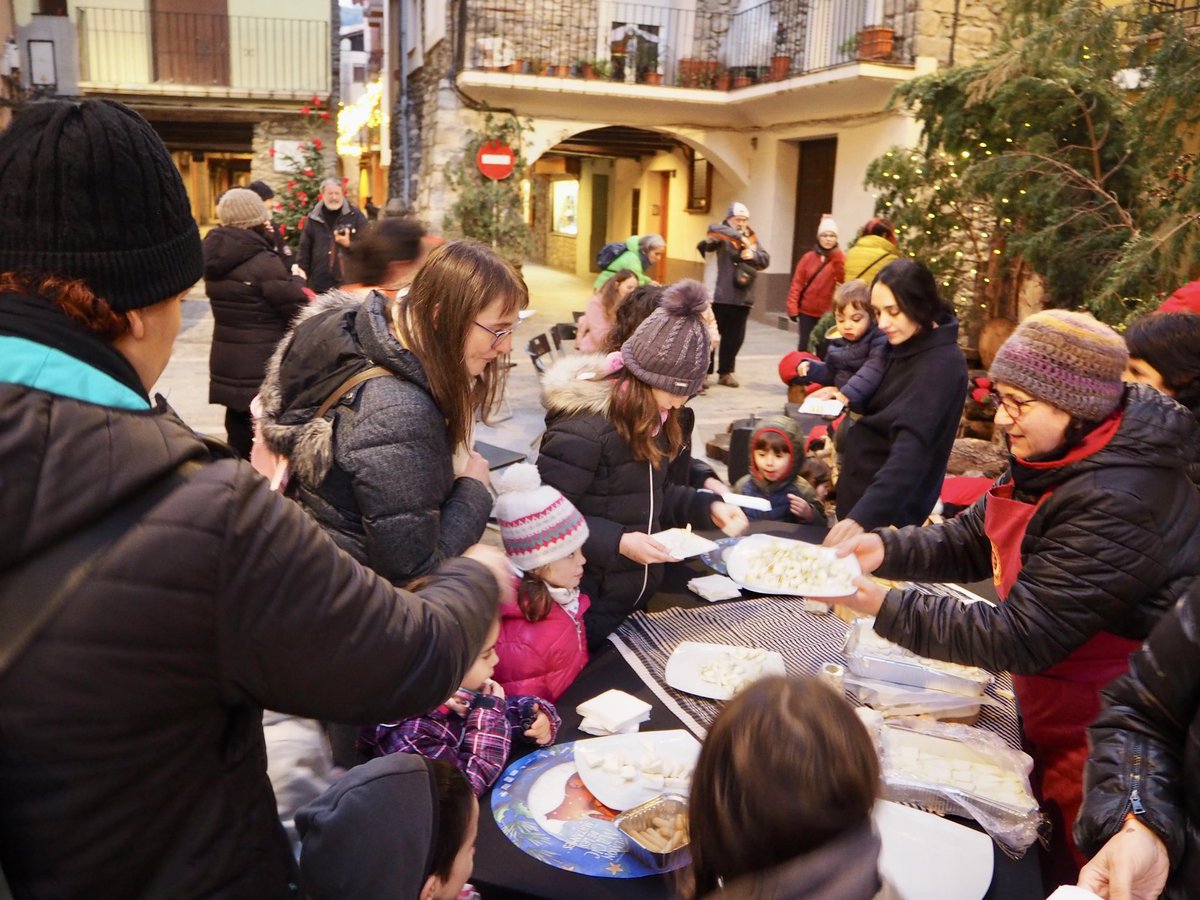 #EnImatges Conte "Les cabretes del <a href="/serratgros/">Serrat Gros</a>" i tast de formatges del <a href="/serratgros/">Serrat Gros</a> d'Ossera, a càrrec de Pepita Clop i Mercè Lagrava. L'acte, organitzat per l'<a href="/EspaiErmengol/">Espai Ermengol</a>, s’ha emmarcat en el programa <a href="/MonMagicLaSeu/">Món Màgic de les Muntanyes</a>. #laSeu