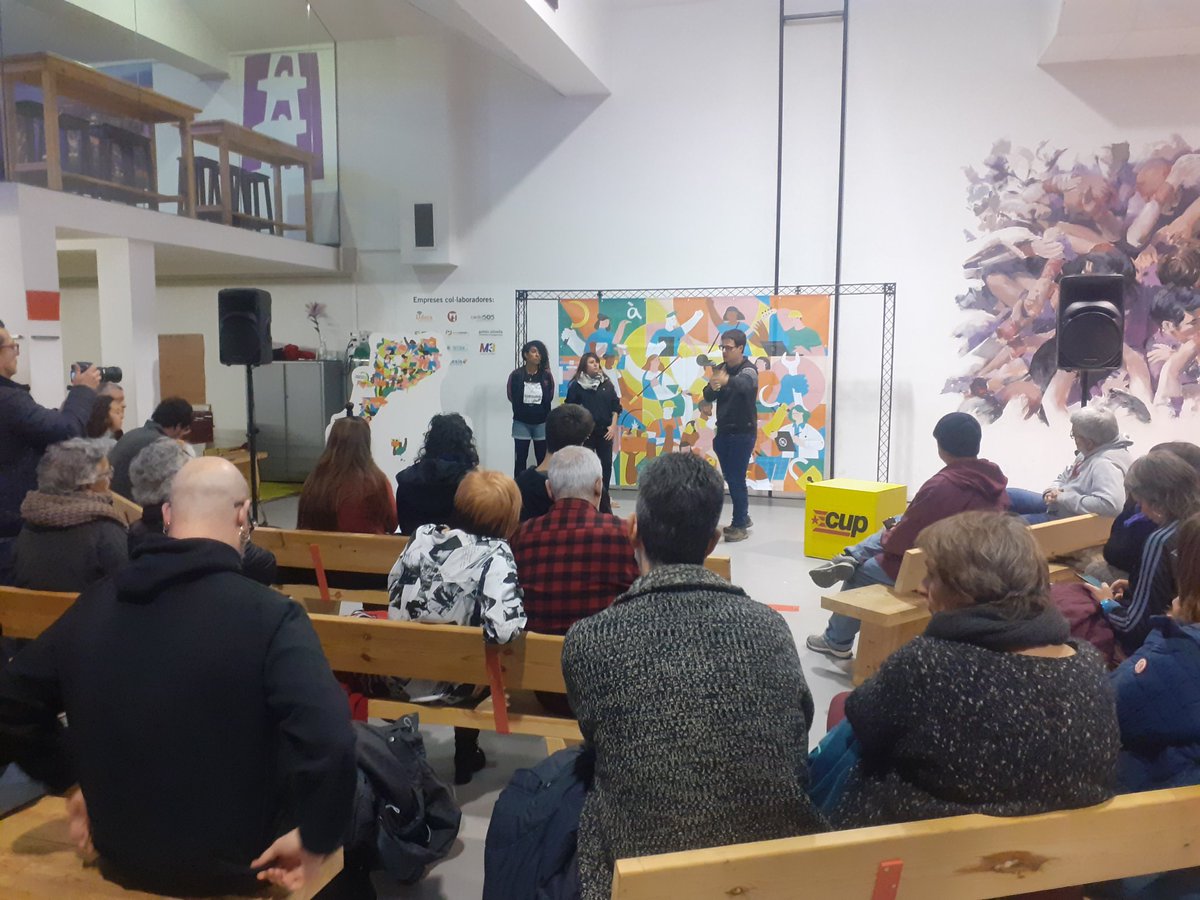CUP_Penedes's tweet photo. Ahir un #PaísEnMarxa va fer parada a Igualada per presentar la proposta política municipalista i compartir les experiències de la @cupanoia! 💪🏻

Ara més que mai #GentQueLluiti és el que cal! ✊🏻 https://t.co/IcY2xiXoeM