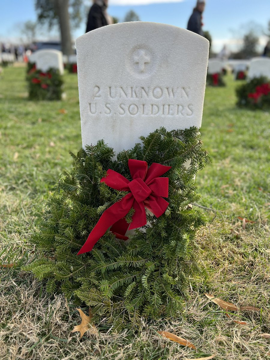 LBishPlants's tweet photo. More from the ceremony…
What an amazing turnout at #WreathsAcrossAmerica at Richmond National Cemetery honoring those who made the ultimate sacrifice.
We thank you.
#WAA https://t.co/iibk1INe3b