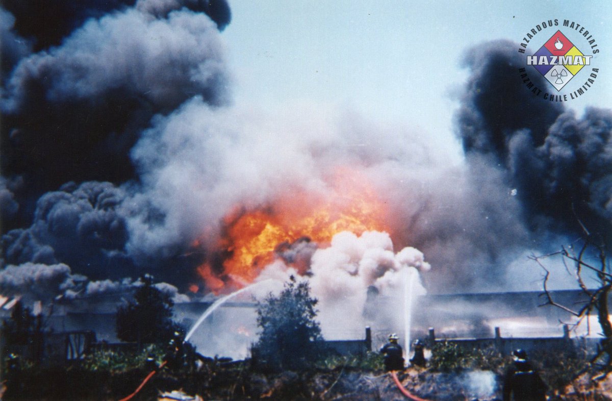 ssei_amb's tweet photo. Hoy, hace 27 años nuestro Servicio SSEI trabajó en apoyo al incendio que se produjo en la fábrica Mathiesen Molypac. En la primera fotografía se puede apreciar a uno de nuestros vehículos de extinción de incendios siendo escoltado a la emergencia. 

#Bomberos de aeropuerto #SSEI https://t.co/F0NlL89eav