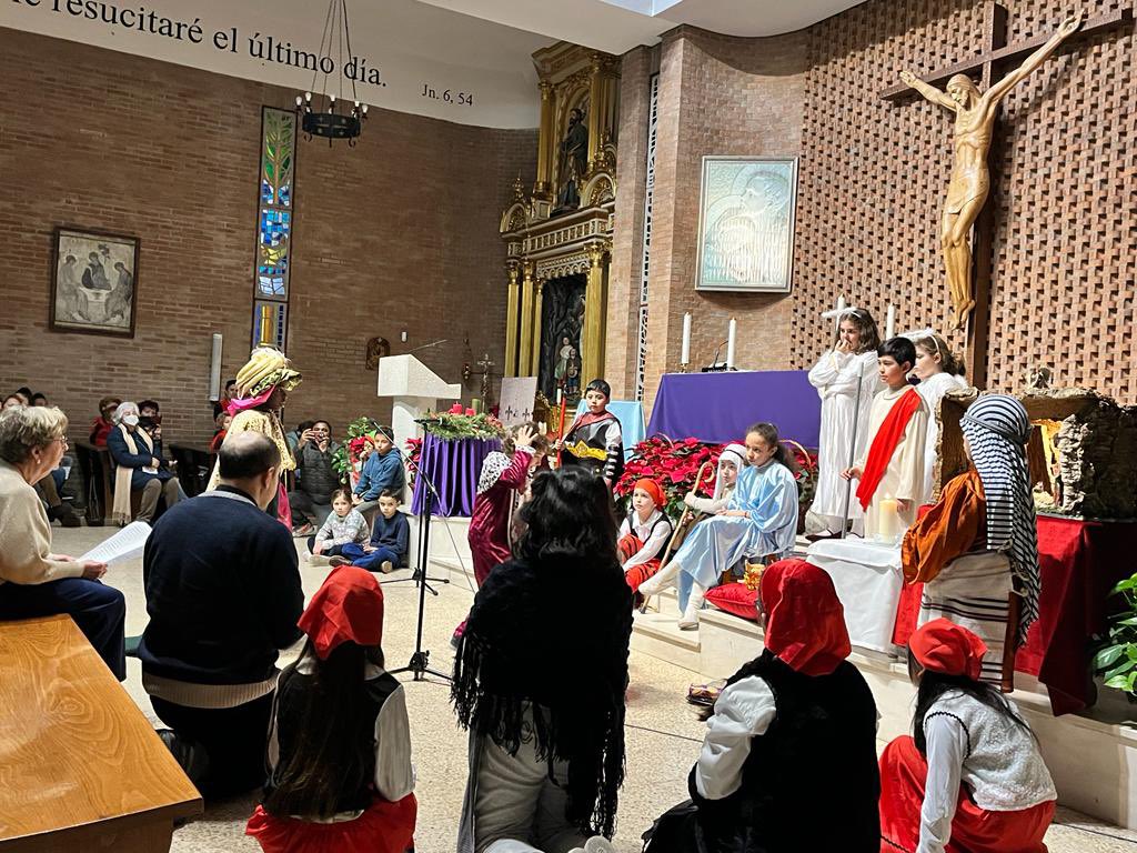 Vox_Alcorcon's tweet photo. Hemos estado compartiendo la tarde, también en nuestra queridísima parroquia de La Saleta #Alcorcon en la tradicional fiesta de inicio de la Navidad donde colaboran otras parroquias de #Alcorcon y la @HdadBorriquita de #Alcorcon. Siempre con nuestras tradiciones. https://t.co/Ez9Myksl4s