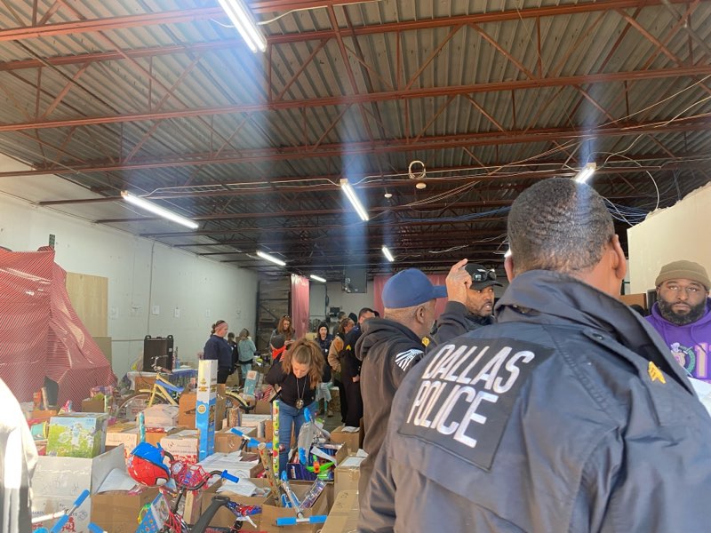DPDSWNPO's tweet image. It's that time of year again. Southwest NPOs assisting with the Santa Cop Event, delivering toys for the holiday season. #Santacops