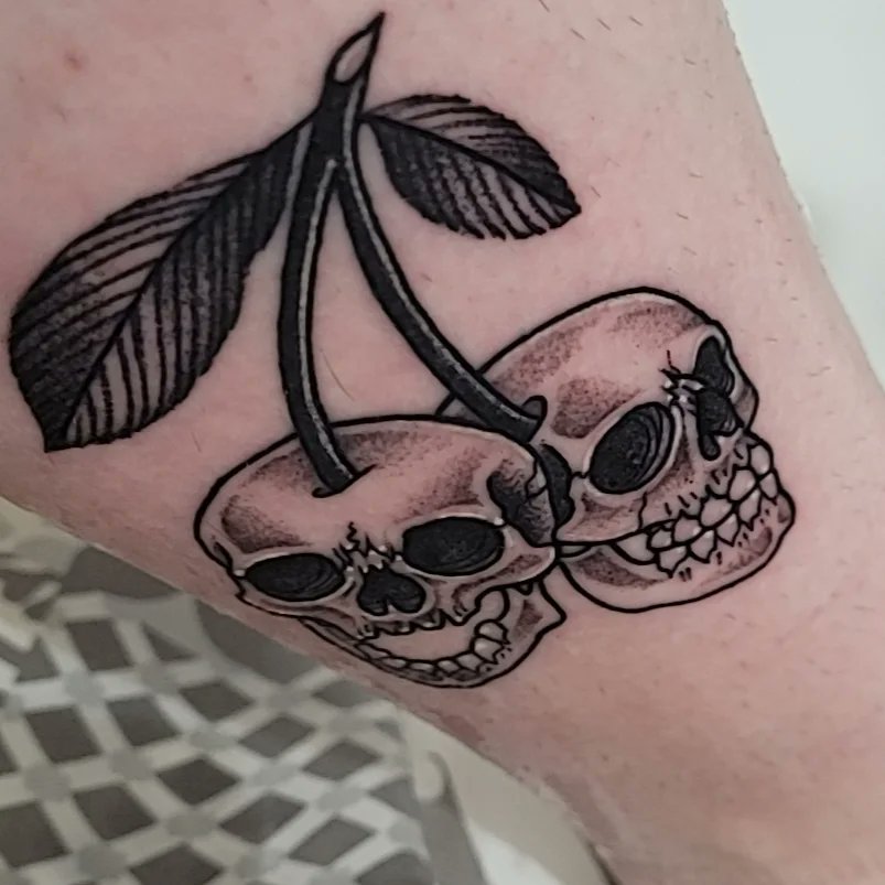 ShadowsCherry's tweet photo. Finally get to show her off 🥰 merry christmas to me 🎅🎄🌟🖤🖤 #cherryskull #tattoo #altgirl #goth https://t.co/sOIVghMViU