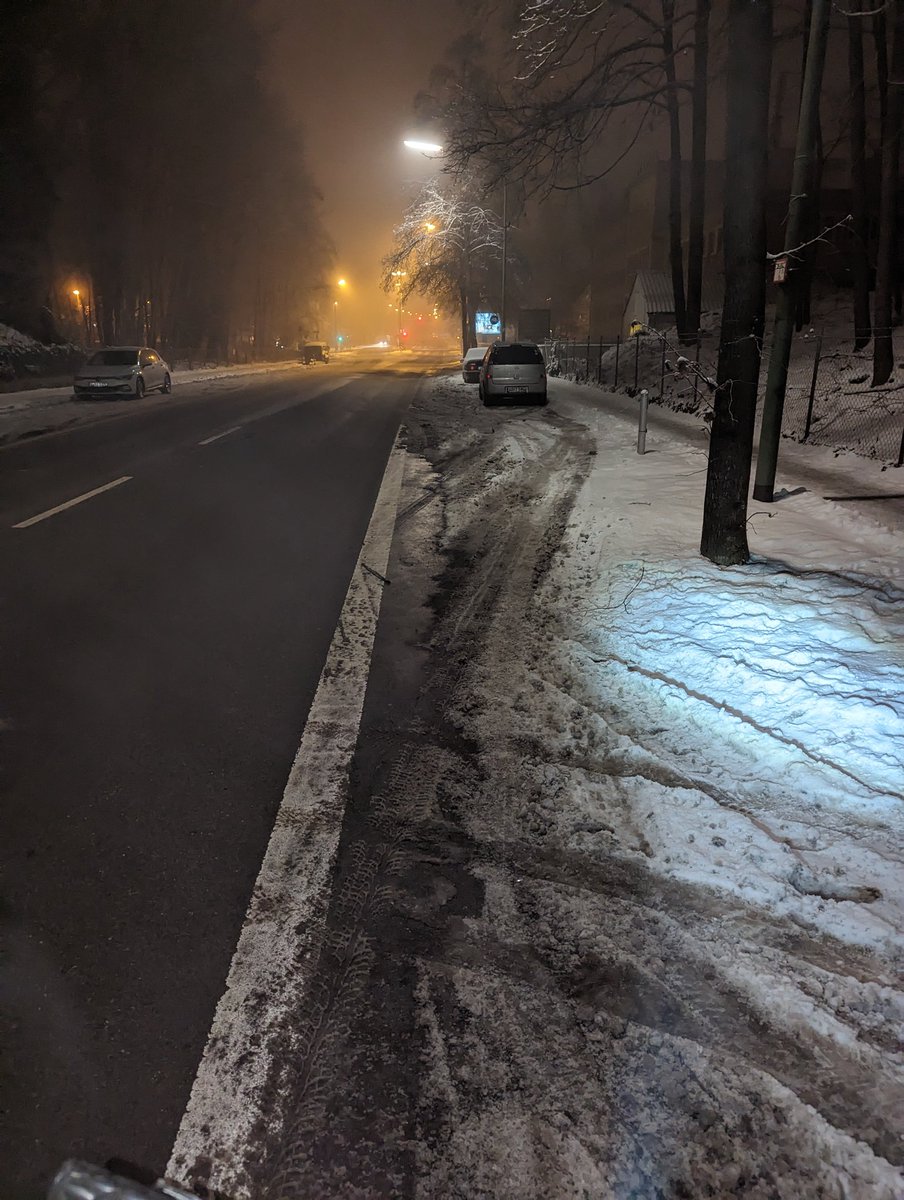 firezaption's tweet photo. Hallo @stadtaugsburg, sollte der Fahrradweg der Allgäuer Straße nicht auch von Schnee und Eis befreit werden? Lg https://t.co/JHgXwHodB4