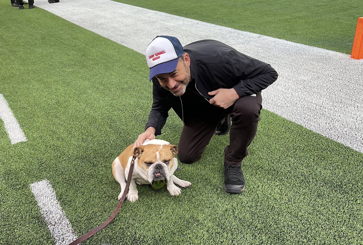 Jimmy Kimmel meeting ⁦<a href="/VictorEBulldog/">Victor E. Bulldog IV</a>⁩ before the ⁦<a href="/LABowlGame/">LA Bowl</a>⁩. ⁦<a href="/ABC30/">ABC30 Fresno</a>⁩