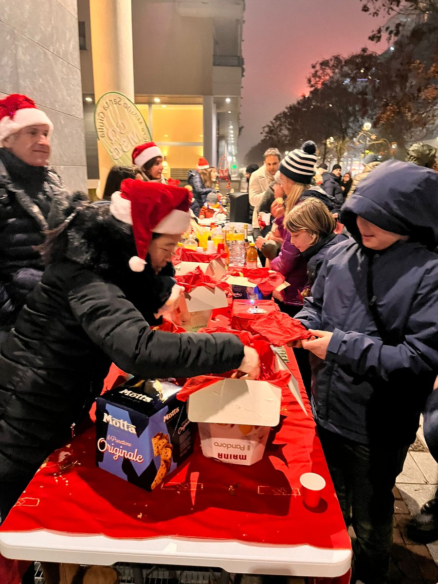 cqmsg's tweet photo. Sabato 17 dicembre 2022 -> bel pomeriggio insieme al Coro della scuola Sottocorno e ai bambini del quartiere che ci hanno aiutato a completare l'addobbo dell'albero di Natale con i loro disegni.
Vin brulè e panettone per scaldarci e brindare.
Grazie a tutti I partecipanti!
#CQMSG https://t.co/4oLfmMM6J5