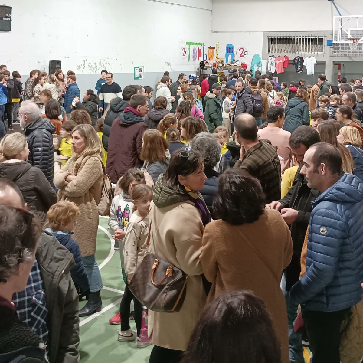 Ederra joan da gaurko JAI SOLIDARIOA. Lasterketak, tailerrak, gabon abestiak, tonbola, Bidezko Merkataritzako denda... Familiak gabon jaien aurretik elkarrekin gozatzeko aukera.
Ekimen guzti hauekin bildutako dirua Proyde-Proegaren bidez Togo-n ur-putzua eraikitzeko erabiliko da.