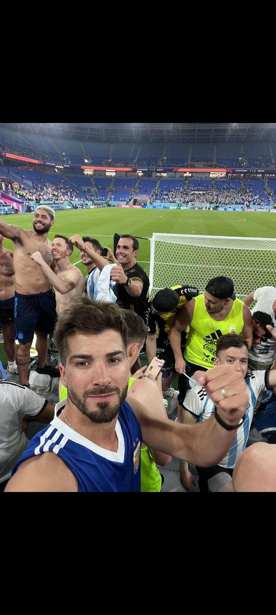 Emaschamberger's tweet photo. Necesito la ayuda de todos para mis dos hermanos! Ellos estan en Qatar desde el dia 1 y fueron a los 6 partidos, dejaron el laburo, perdieron los vuelos de regreso paea poder estar en la final!!! Uno es conocido por ser el de la musculosa fluor que no puede faltar, y el otro... + https://t.co/qT8hCLP3m8