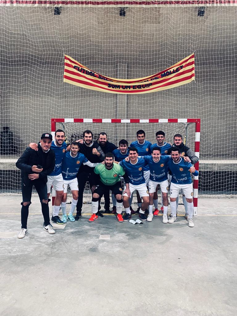 FSJoventMolletB's tweet photo. Sweeeeet Caarooline!!! Nova victòria al municipal de Mollet! 💪🏼 🍻

Aquest vespre, tot i el susto de la primera part, hem guanyat per 6 a 2 contra el Riudellots B.

Ens n'anem de vacances líders i ara cap a fer el que més ens agrada, celebrar-ho! ✊🏼 https://t.co/MZVXheBhXP