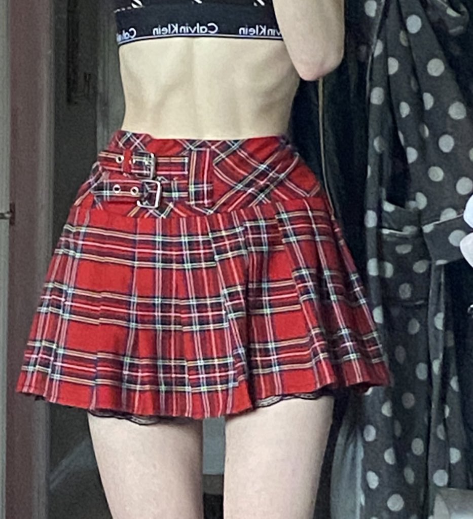 nymphyuu's tweet photo. Could’ve been cute if the waist fit 🥲 https://t.co/bIy01tixRf