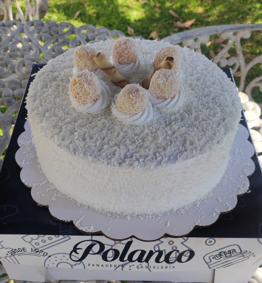 avolevan81's tweet photo. Mi pastel ideal sería algo así pero @PanPolanco lo potenció x1000🙌, tienen que probar este pastel si les gusta el coco y los rellenos mojaditos (no sé cómo se dice en idioma pastelero), en serio ¡tienen que probarlo! 🤤 https://t.co/qOwwI83pXQ