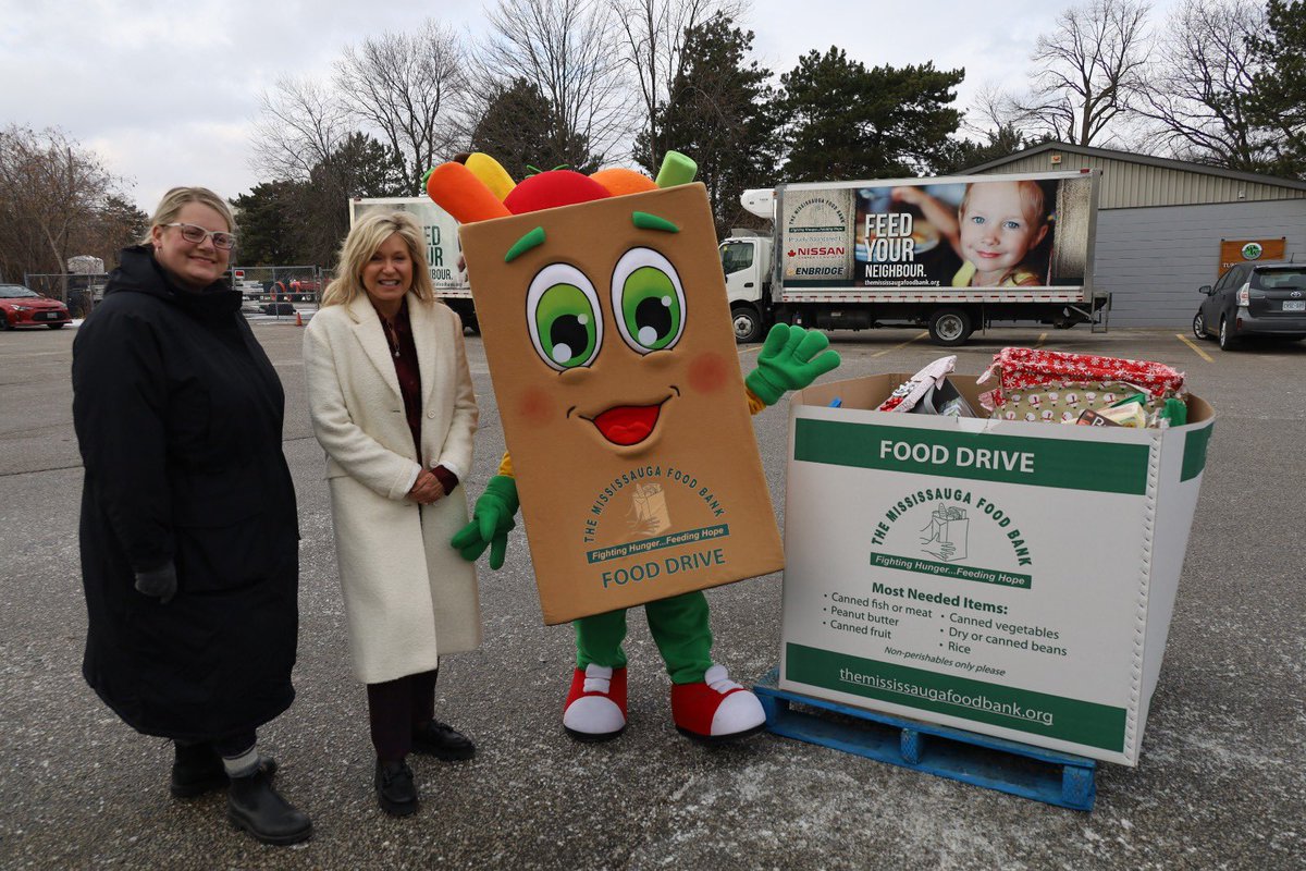 BonnieCrombie's tweet photo. Great to see the turnout from the community at the #Mississauga @Food_Bank Drive-Thru Food Drive! With the need in our City greater than ever before, I'm so proud that our residents continue to band together and support those in need so they can access healthy, nutritious food. https://t.co/iQv8XOwMaw