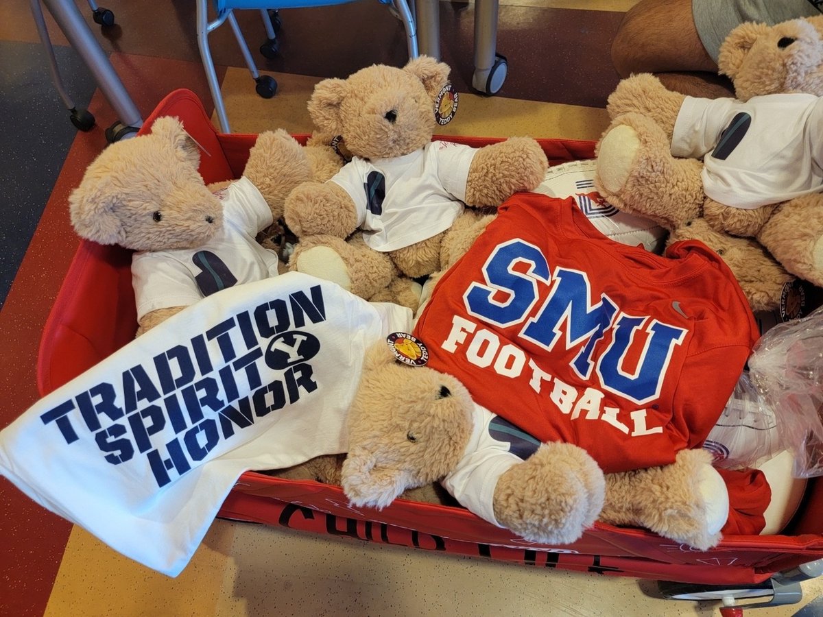 JRiordanABQ's tweet photo. Itโs New Mexico Bowl Day and we were thrilled to sponsor the student-athlete day of caring earlier this week. Teams handed out kindness bears at Isleta Elementary and Children's Hospital. Thanks to our incredible athletes for helping share a little kindness in our community #KLCS https://t.co/eCRrSZSllv