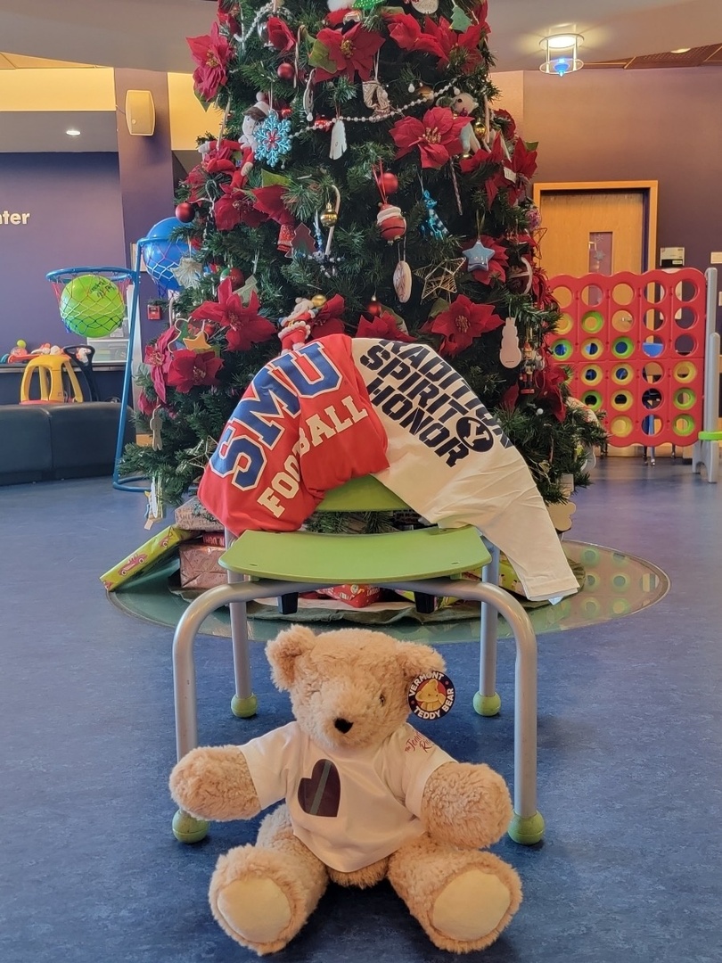 JRiordanABQ's tweet photo. Itโs New Mexico Bowl Day and we were thrilled to sponsor the student-athlete day of caring earlier this week. Teams handed out kindness bears at Isleta Elementary and Children's Hospital. Thanks to our incredible athletes for helping share a little kindness in our community #KLCS https://t.co/eCRrSZSllv