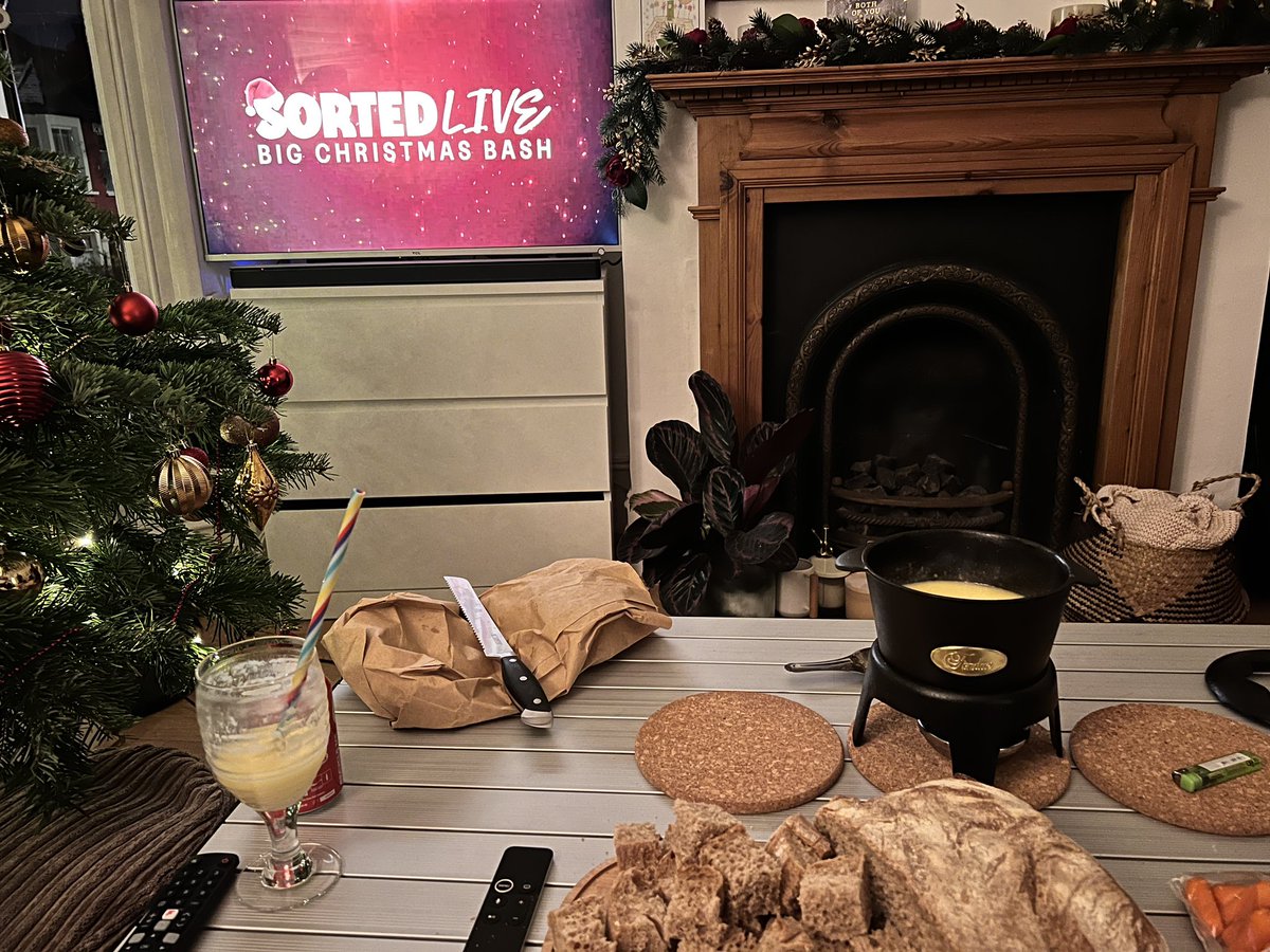 elmorose84's tweet image. Getting ready for a night of Christmas fondue fun with @sortedfood #SortedLive no better way to start the week before Christmas! #PassItOn #WheresTheDish #ChristmasFun
