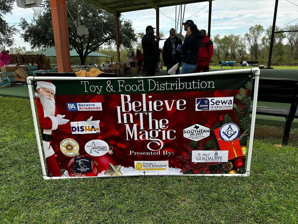EverReady506's tweet photo. “Believe In The Magic” Ever Ready Lodge #506 partnered with several other local Non-Profit Organizations and took part in the annual Becerra Christmas Food and Toy Distribution, in Rosenberg, Texas https://t.co/vFwqx2a1Hj https://t.co/aKYu0m2CdO