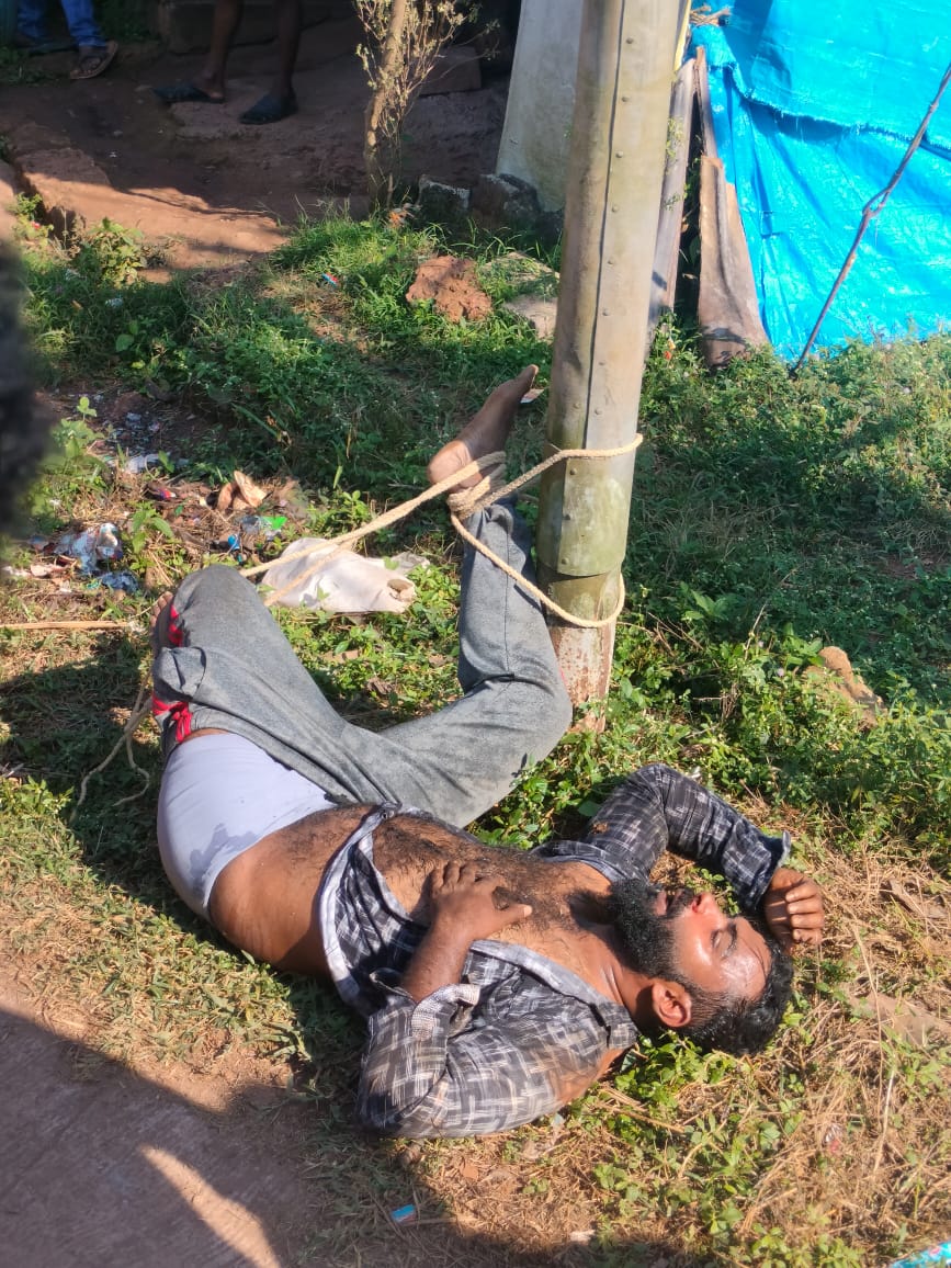 AhmedKhabeer_'s tweet photo. Hindu extremists mercilessly thrashed a Muslim Youth in Kerekadu, Mulki Karnataka.

The young man who was attacked is identified as Dawood, a resident of Haleyangadi Koppal.

Dawood has been admitted to the Mulki Government Hospital, for immediate treatment. https://t.co/sz1J0gpLrp