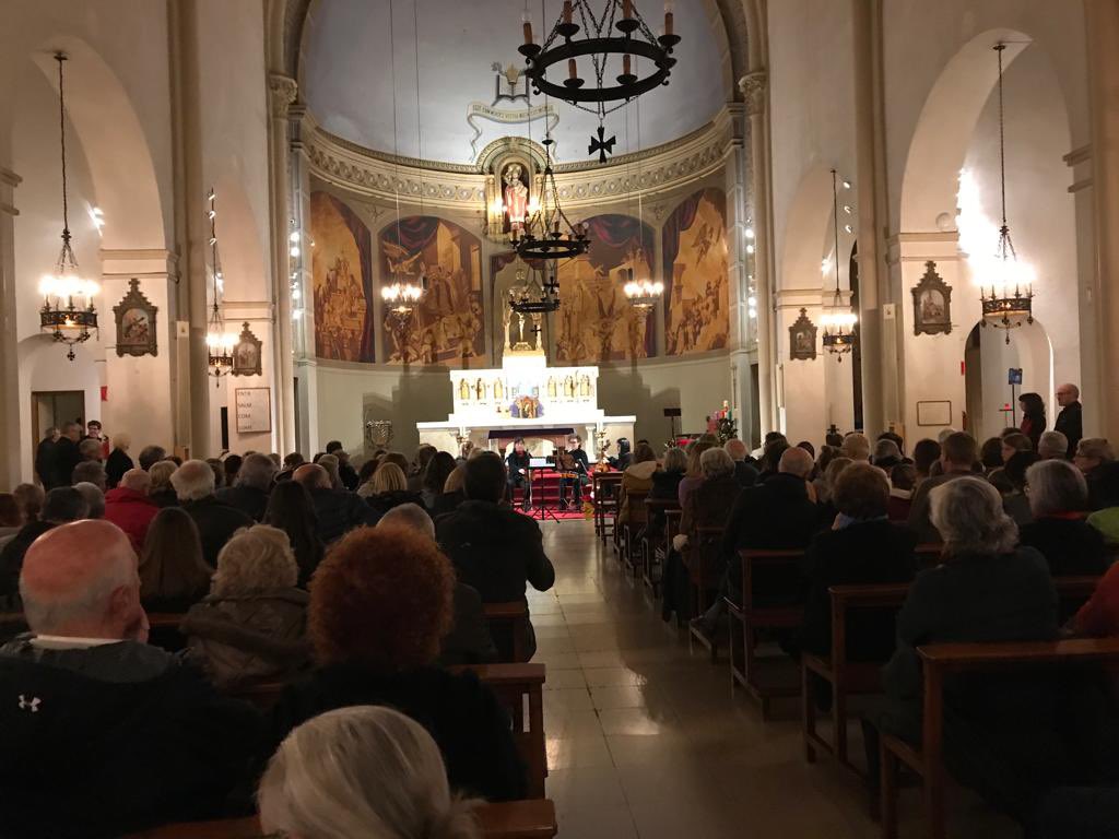 Aj_Tiana's tweet photo. Les nadales omplen avui de Nadal #Tiana. Tradició que fa poble a la Parròquia amb la Coral i les nadales de Pau Riba a can Boter.
#PobleViu https://t.co/PpXlWc127a