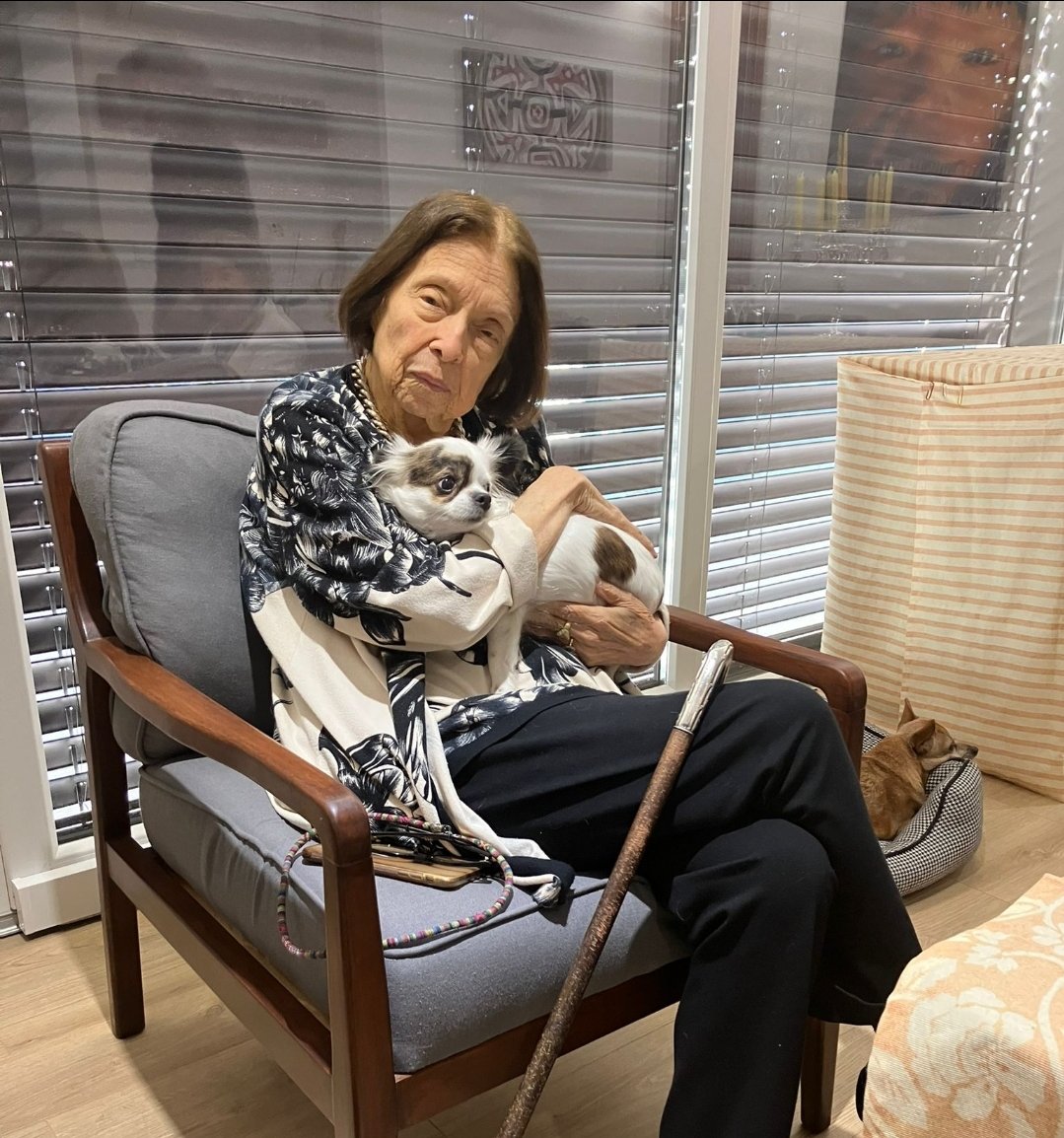 afonsoborges's tweet photo. Um silêncio inacreditável se faz na alma dos que amam a literatura. A minha querida amiga de tantos anos, #NélidaPinon nós deixou, há pouco, em Lisboa. Ela me mandou esta foto semana passada, prometendo estar hoje no Rio para um almoço. Tristeza imensa. A. https://t.co/nSgVHiuxTg