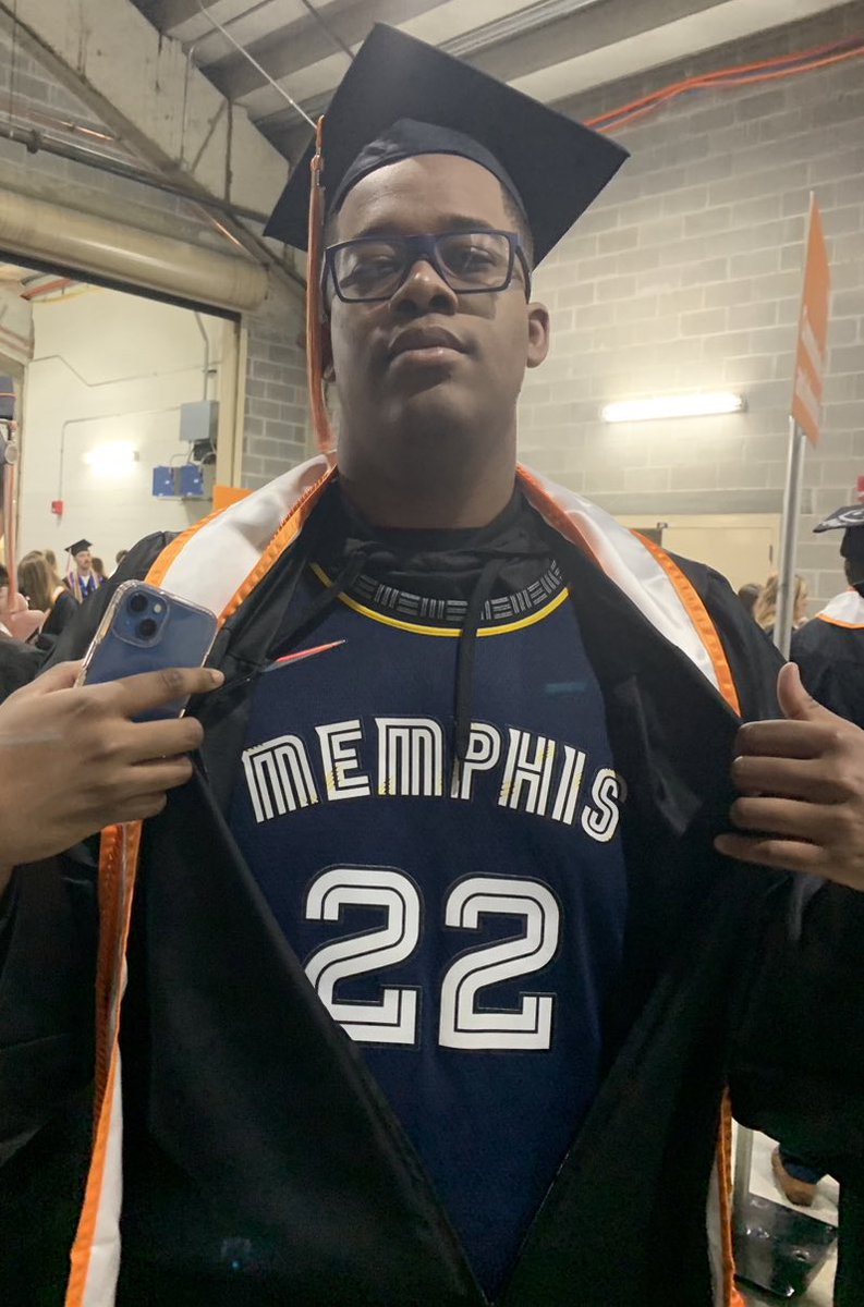 BrysonWright3's tweet image. Graduated a semester early just so I could be class of ‘22🔥
