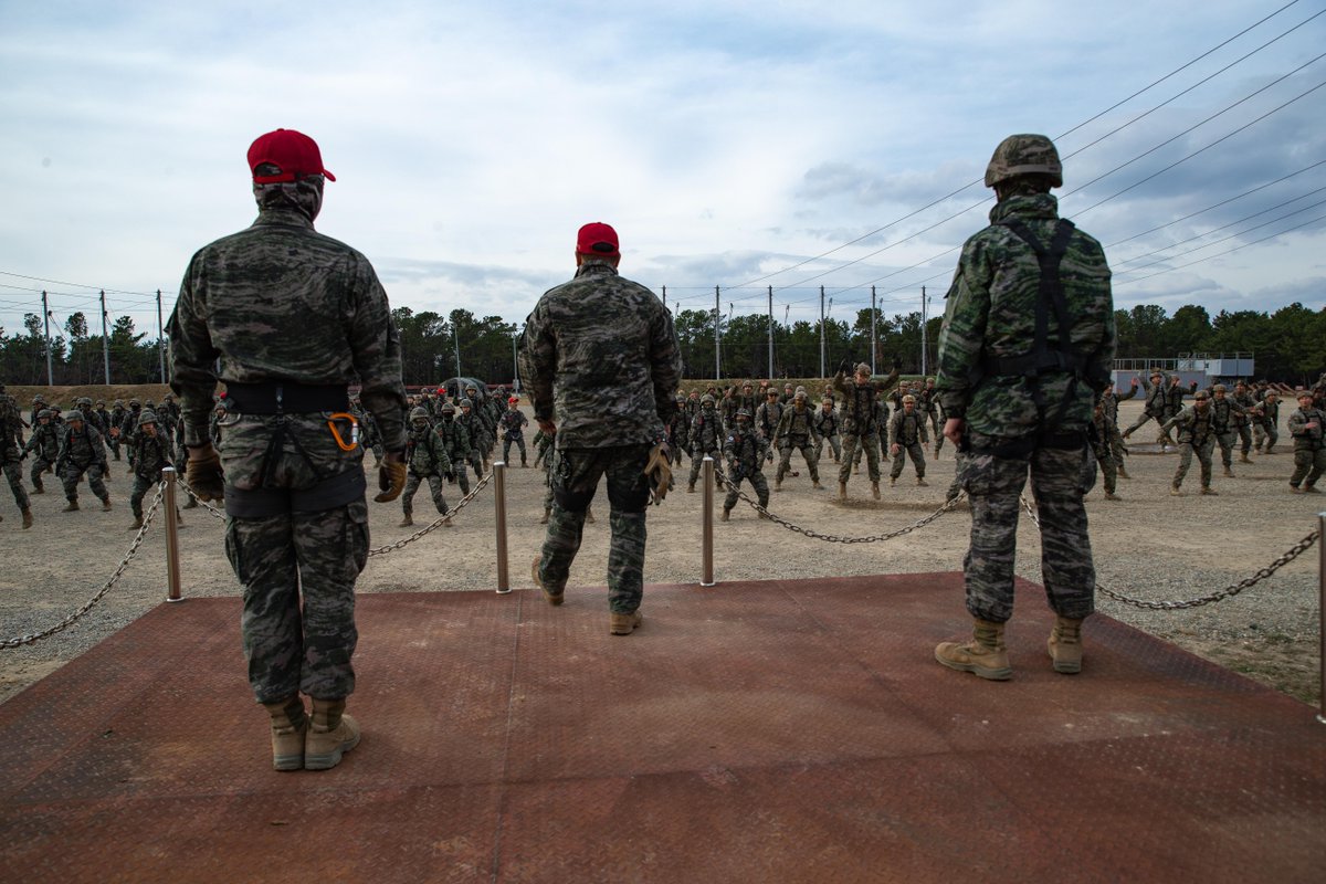 USMC's tweet photo. #Marines with @3d_marine_div rappel during Korea Marine Exercise Program (KMEP) 23.1 alongside Marines from the Republic of Korea (ROK) at Camp Mujuk, Dec. 3. 

KKMEP maintains the trust, proficiency, and readiness of the ROK-U.S. Alliance. 

#USMC #AlliesAndPartners https://t.co/KQvCXq9BZH