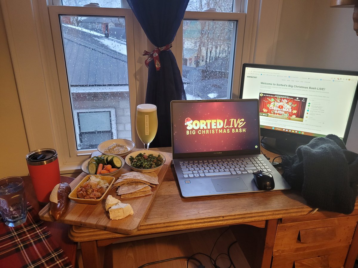 MealsMamu's tweet image. Ready with snacking board and drinks for the evening Big Christmas Bash with @sortedfood and friends ❤️ let's go, break a leg lads! (But don't actually 🙈.) @Bebbrell @mikehuttlestone @JamieSpafford @whatbarrysdone #sortedlive