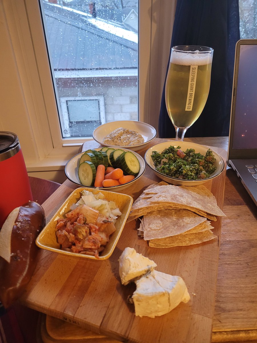 MealsMamu's tweet image. Ready with snacking board and drinks for the evening Big Christmas Bash with @sortedfood and friends ❤️ let's go, break a leg lads! (But don't actually 🙈.) @Bebbrell @mikehuttlestone @JamieSpafford @whatbarrysdone #sortedlive