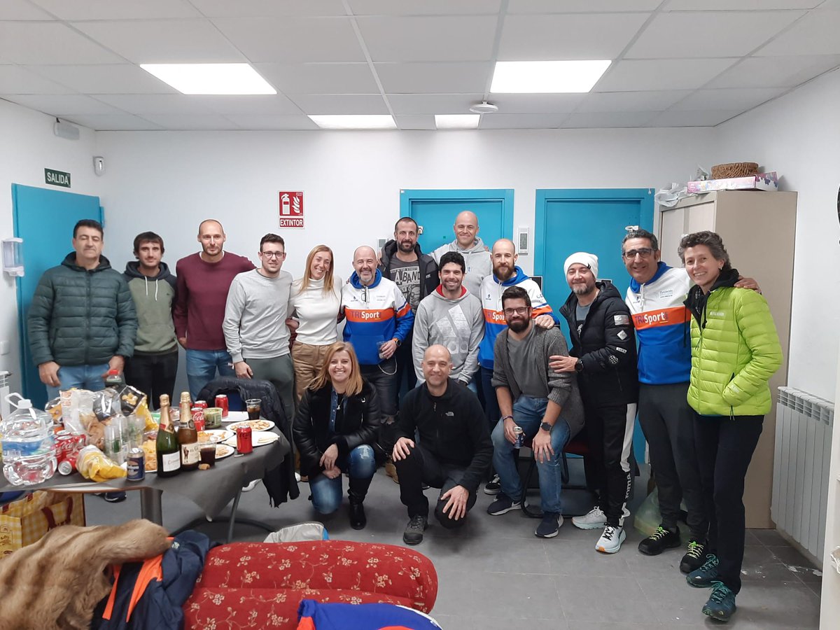 TRISportGetafe's tweet photo. Tradicional copita de navidad con muchas ausencias por compromisos personales y laborales donde hemos brindado por todo lo bueno conseguido y los éxitos que seguro vendrán en 2023. La familia de TRISPORTGETAFE os desea FELIZ NAVIDAD 🥂 https://t.co/9975WhwEW0