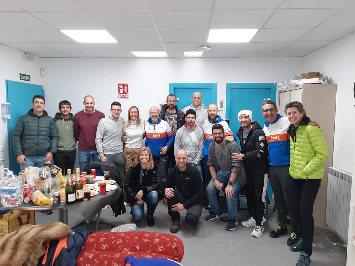 TRISportGetafe's tweet photo. Tradicional copita de navidad con muchas ausencias por compromisos personales y laborales donde hemos brindado por todo lo bueno conseguido y los éxitos que seguro vendrán en 2023. La familia de TRISPORTGETAFE os desea FELIZ NAVIDAD 🥂 https://t.co/9975WhwEW0