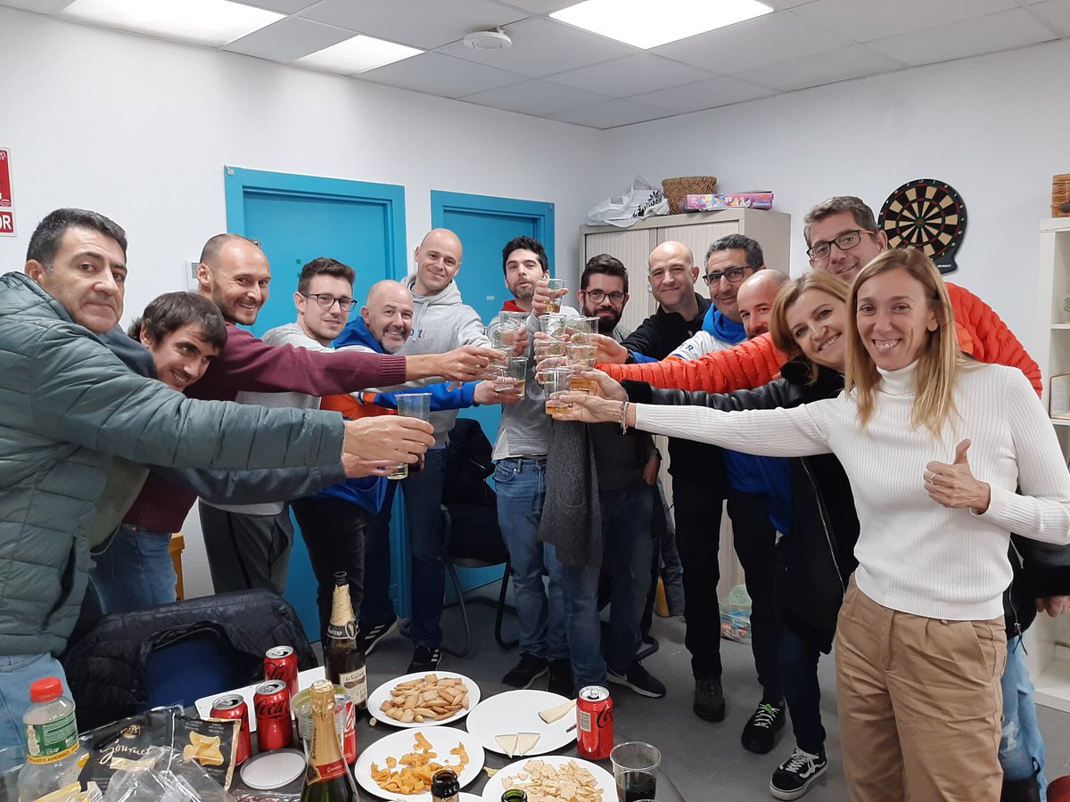 Tradicional copita de navidad con muchas ausencias por compromisos personales y laborales donde hemos brindado por todo lo bueno conseguido y los éxitos que seguro vendrán en 2023. La familia de TRISPORTGETAFE os desea FELIZ NAVIDAD 🥂