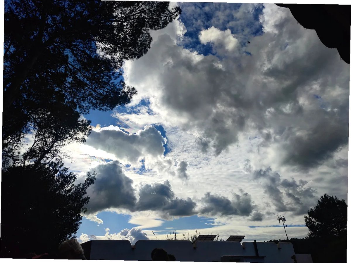 montirurit's tweet photo. Mirad qué bonito estaba hoy el cielo.⛅😍 #cieloazul #nubes #celblau #núvols #Eivissa #Ibiza https://t.co/JsbQ6Pdr6i