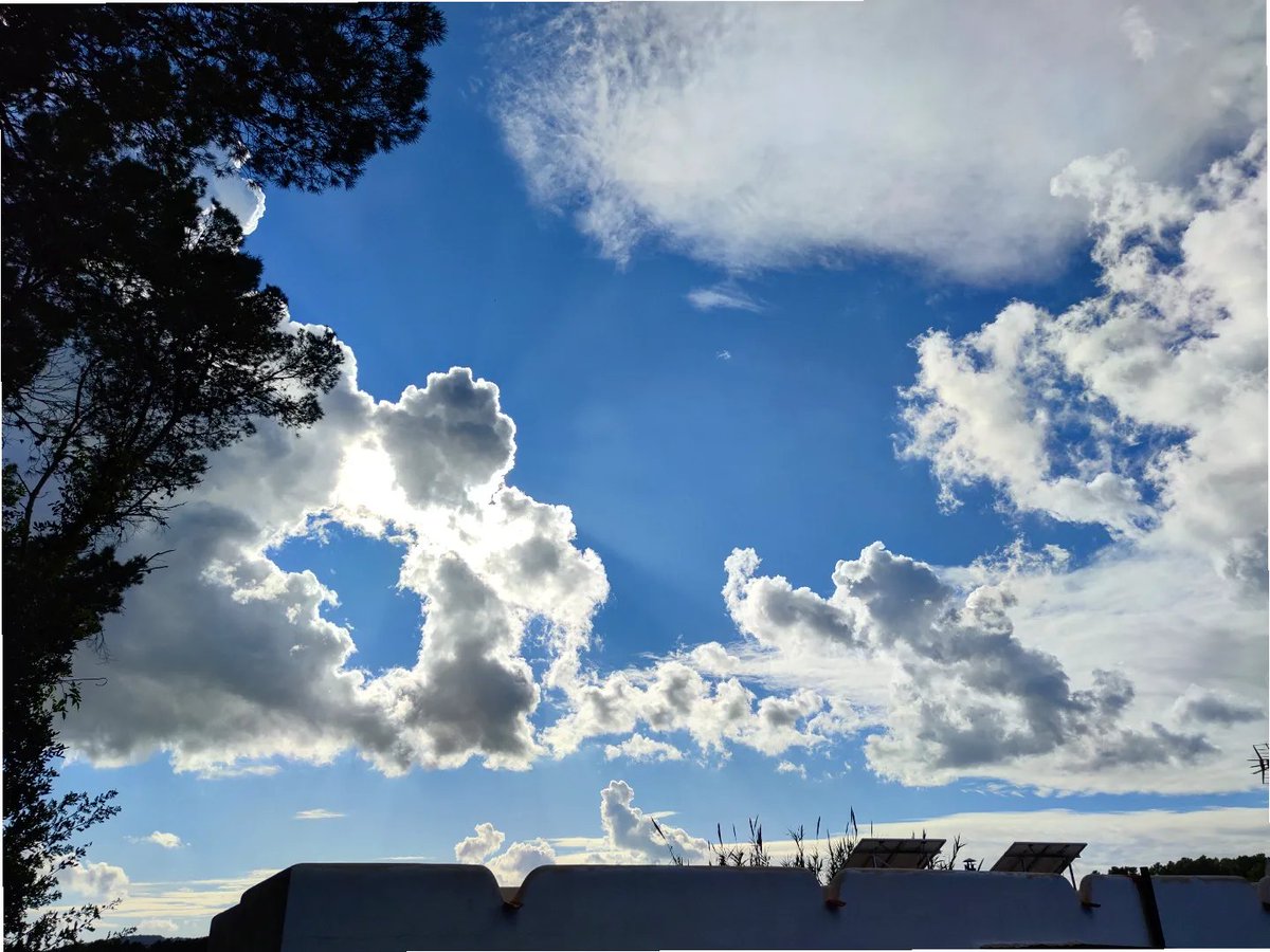montirurit's tweet photo. Mirad qué bonito estaba hoy el cielo.⛅😍 #cieloazul #nubes #celblau #núvols #Eivissa #Ibiza https://t.co/JsbQ6Pdr6i