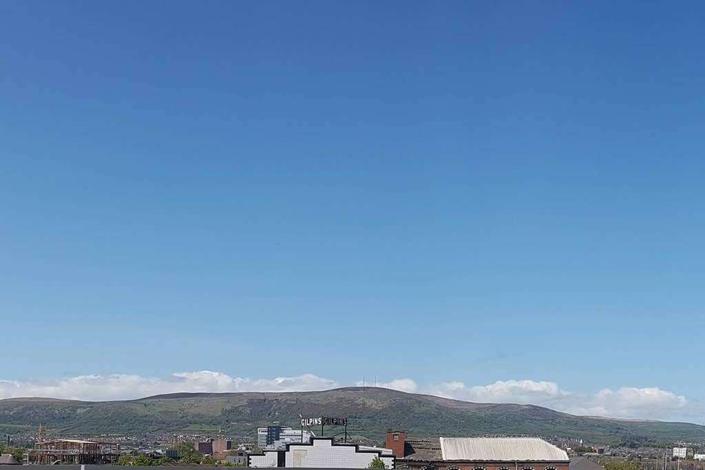 Deluxe 2 Bedroom Victoria Place Apartment.  

✅Sleeps 6
✅Balcony
✅Secure Parking
✅High Speed Wi-Fi
✅Free Netflix
✅5 minute walk to supermarket

See the rest of the photos here bit.ly/3l9nZfi