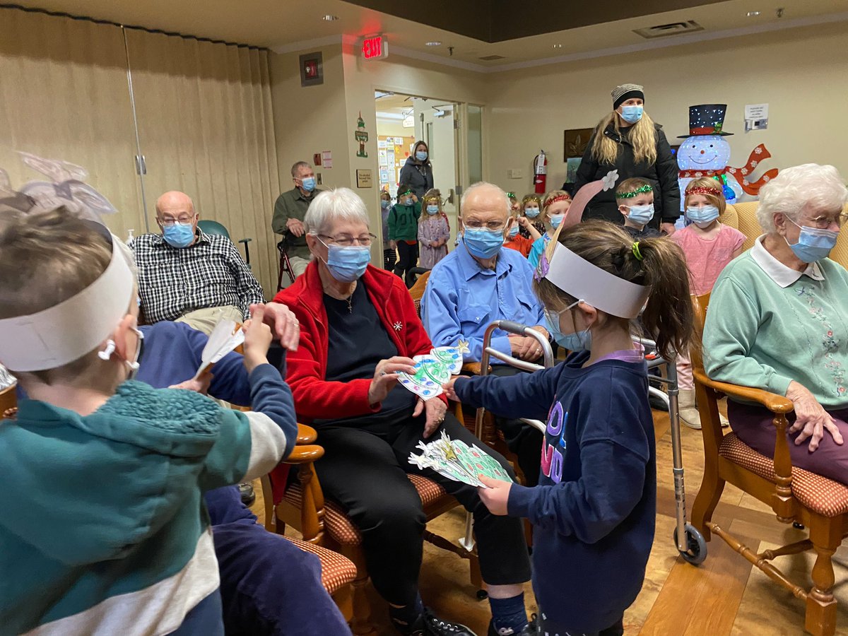 MundysBayPS's tweet photo. Spreading Holiday Cheer to the Residents at The Villa! Our Kindies made cards for everyone ☃️❄️🎄@SCDSBey @SCDSB_Schools @SCDSB_Wellness https://t.co/CtaKo5RIQP