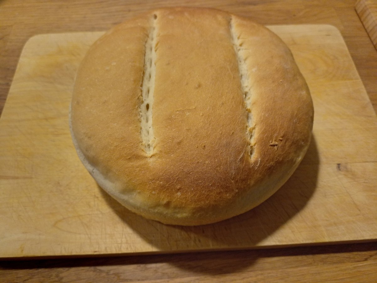 realfoodorelse's tweet photo. Tror vi kan ha en rätt så bra stund om det krisar. Andra försöket med att baka i vedspisen och morotsmarmelad till borde höja stämningen. Detta är endast #prepptest men är mycket nöjd med resultatet. #prepperSE #prepperfredag https://t.co/2biHWbru0J