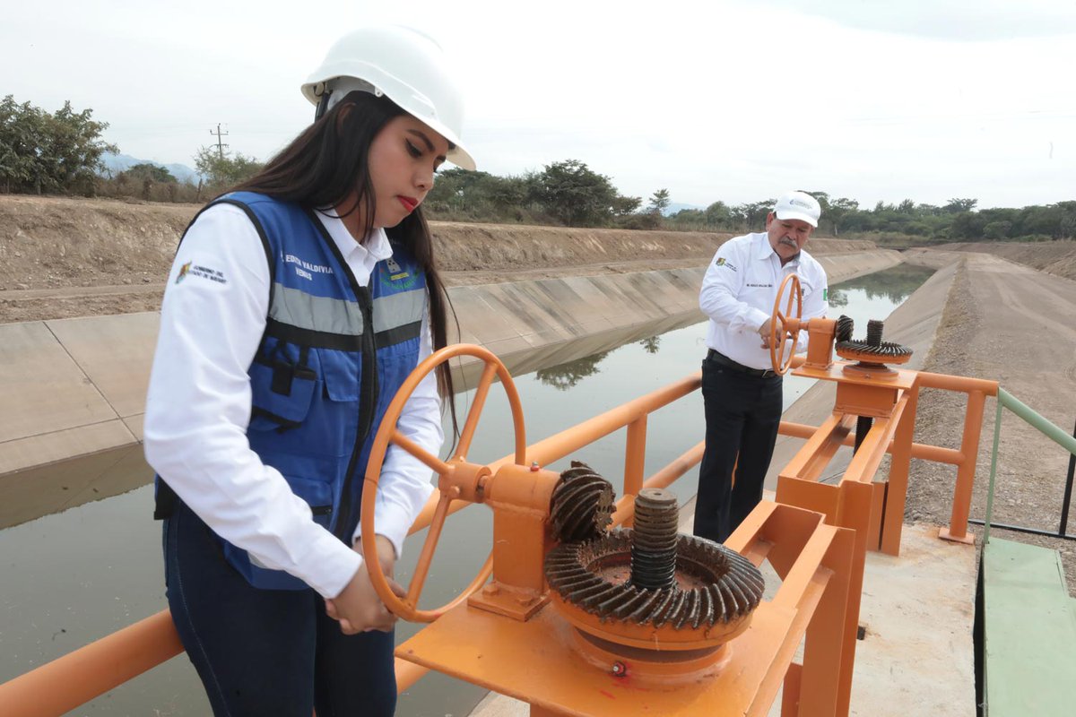 lopezobrador_'s tweet photo. Ya abrimos las compuertas de la primera etapa del canal del distrito de riego Alejandro Gascón Mercado, en Ruiz, Nayarit.

https://t.co/TCqeQdiYlb https://t.co/gCF74O85zS