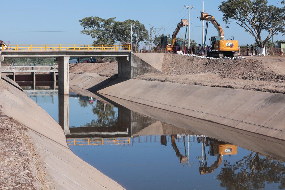 lopezobrador_'s tweet photo. Ya abrimos las compuertas de la primera etapa del canal del distrito de riego Alejandro Gascón Mercado, en Ruiz, Nayarit.

https://t.co/TCqeQdiYlb https://t.co/gCF74O85zS