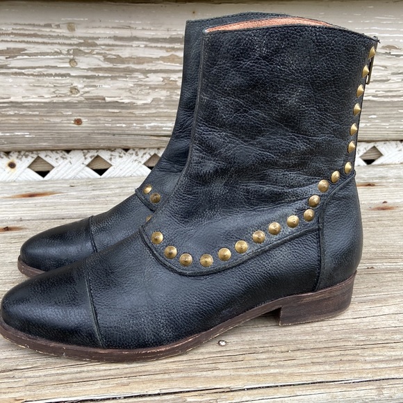 AmyGravlee's tweet image. So good I had to share! Check out all the items I'm loving on @Poshmarkapp from @_vtrollingstone #poshmark #fashion #style #shopmycloset #jeffreycampbell #katespade #louisvuitton: posh.mk/3BuLlw1cQvb