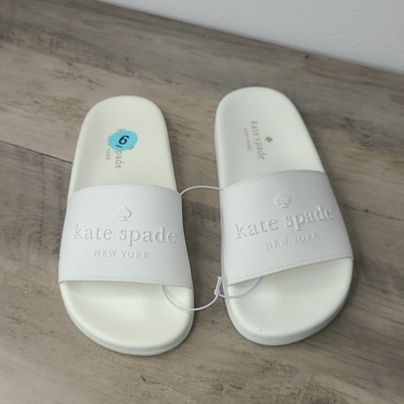 AmyGravlee's tweet image. So good I had to share! Check out all the items I'm loving on @Poshmarkapp from @_vtrollingstone #poshmark #fashion #style #shopmycloset #jeffreycampbell #katespade #louisvuitton: posh.mk/3BuLlw1cQvb