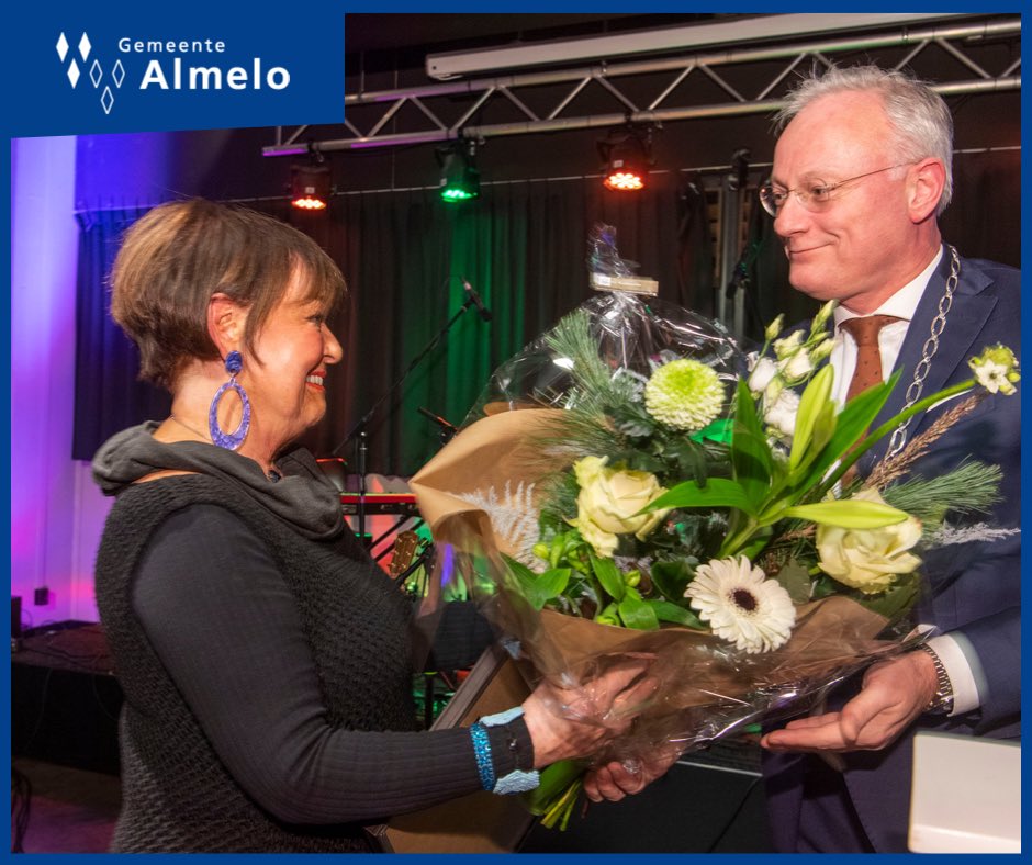 Ank Le Noble ontving vanavond uit handen van burgemeester <a href="/arjengerritsen/">Arjen Gerritsen</a> de Almelospeld. Ze drukte vele tientallen jaren haar creatieve, energieke en vindingrijke stempel op Almelo, waarmee ze levendigheid en kunstzinnigheid toevoegde aan het stadskarakter. Waarvoor hulde!