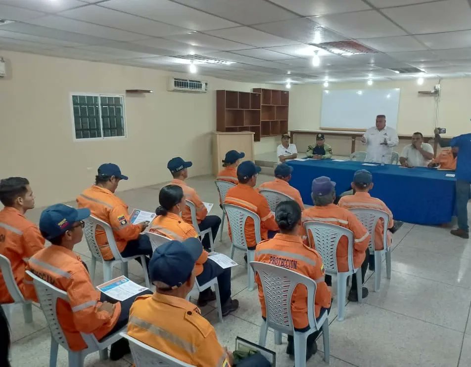 alclagunillas's tweet photo. El alcalde José Mosquera encabezó los actos de ascensos de los oficiales de Protección Civil en el municipio Lagunillas. 

En dicha actividad fueron reconocidos por su entrega y dedicación al servicio de la comunidad. https://t.co/OAmXM4WBUi