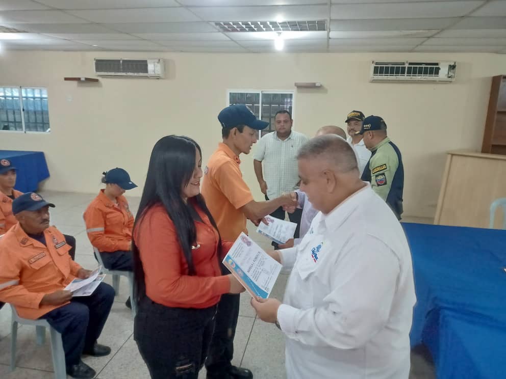 alclagunillas's tweet photo. El alcalde José Mosquera encabezó los actos de ascensos de los oficiales de Protección Civil en el municipio Lagunillas. 

En dicha actividad fueron reconocidos por su entrega y dedicación al servicio de la comunidad. https://t.co/OAmXM4WBUi