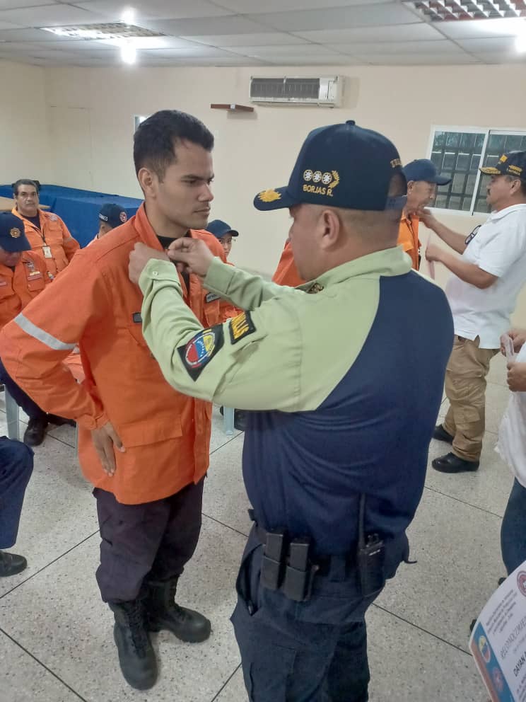 alclagunillas's tweet photo. El alcalde José Mosquera encabezó los actos de ascensos de los oficiales de Protección Civil en el municipio Lagunillas. 

En dicha actividad fueron reconocidos por su entrega y dedicación al servicio de la comunidad. https://t.co/OAmXM4WBUi