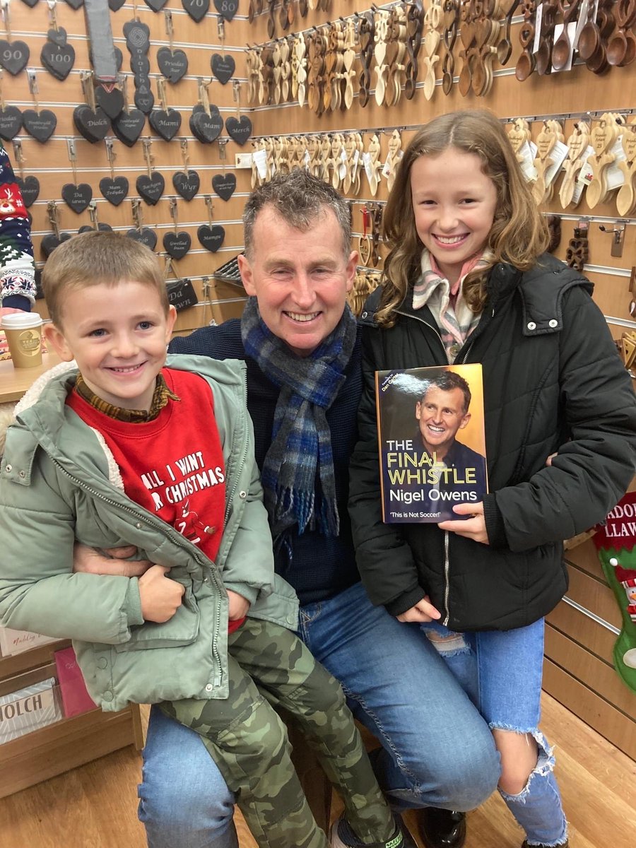 anthonygibbon8's tweet photo. Diolch am cwrdd ar plant heddi @Nigelrefowens #topreferee https://t.co/oQPeUjUPG0